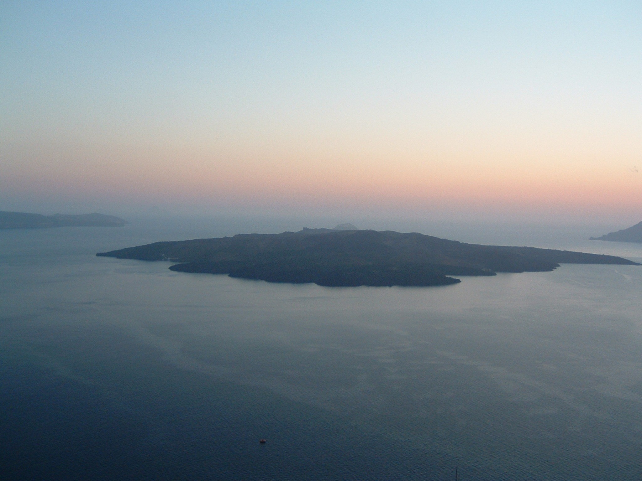 un bout de l'ile volcanique grecque de santorini